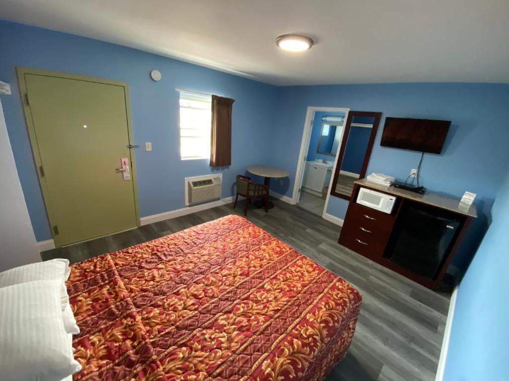 Postel nebo postele na pokoji v ubytování Red Carpet Inn & Suites Wrightstown