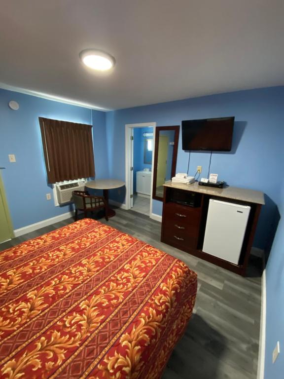 Postel nebo postele na pokoji v ubytování Red Carpet Inn & Suites Wrightstown