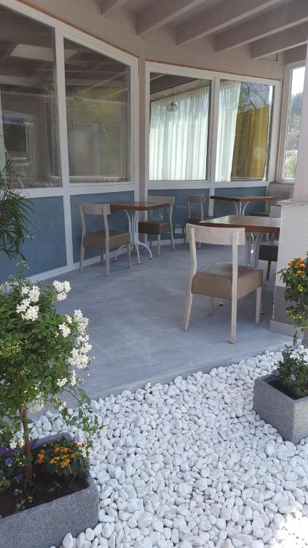 un patio con tavoli e sedie in un edificio di Gasthof Niki a Kapfenberg