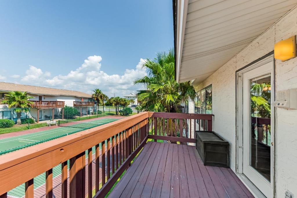 balkon z basenem i kortem tenisowym w obiekcie Beachview w mieście Navarre