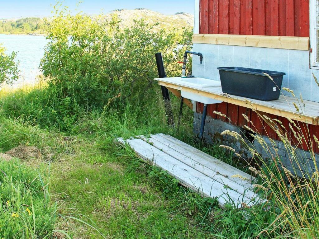 Zahrada ubytování Five-Bedroom Holiday home in Kvenvær
