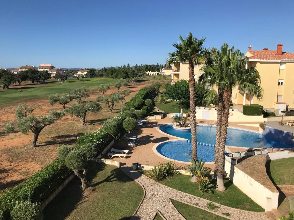 una vista aérea de un complejo con piscina y palmeras en Apartamento con encanto en Campo de Golf, en Sant Jordi (San Jorge)