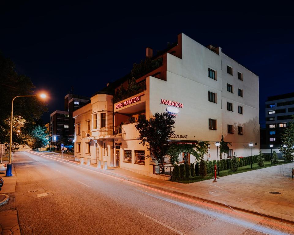 eine Stadtstraße in der Nacht mit einem Gebäude in der Unterkunft Boutique Hotel Maraton in Košice