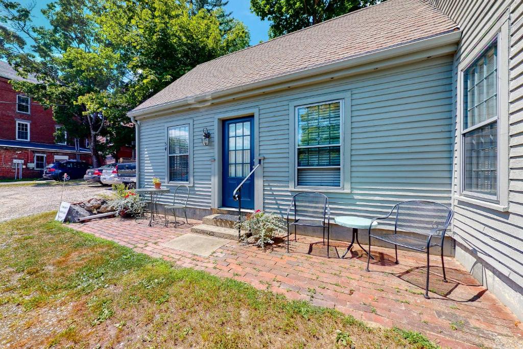 uma casa com cadeiras e uma mesa em frente em Sheepscot Beauty em Wiscasset