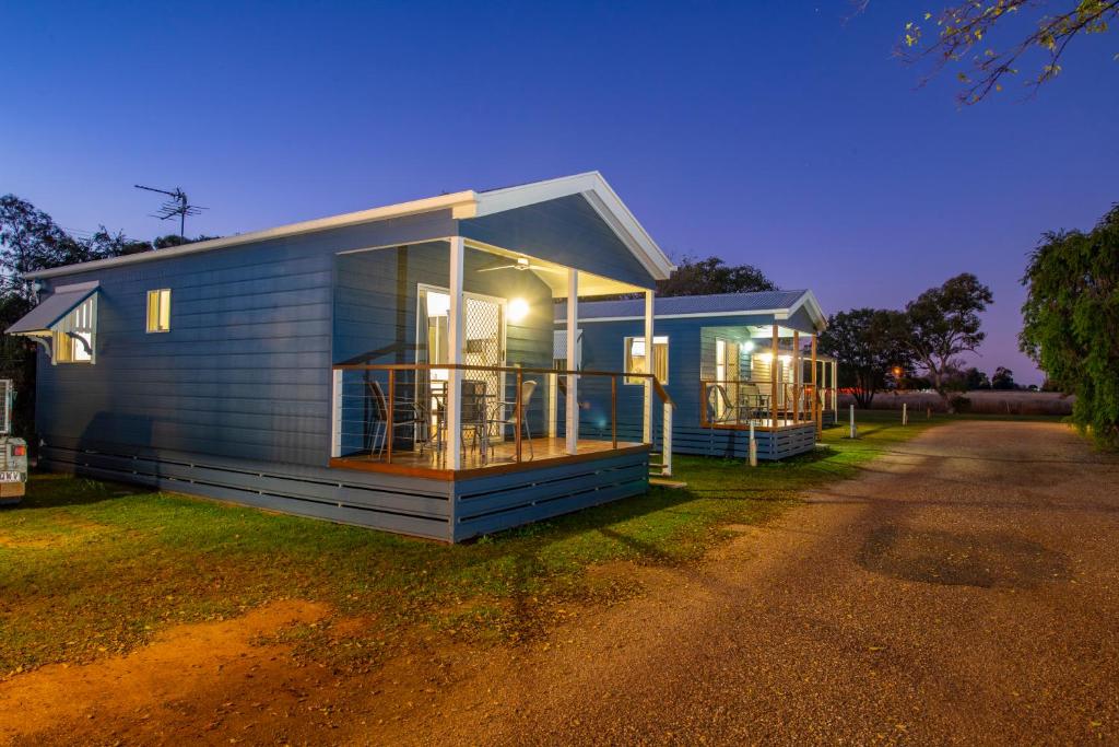 a blue house sitting on the side of a road at Pelican Rest Tourist Park in Saint George