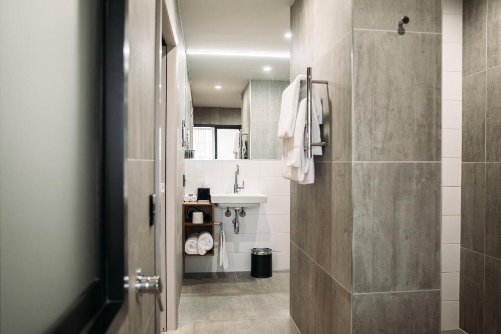 Koupelna v ubytování King and Queen Hotel Suites