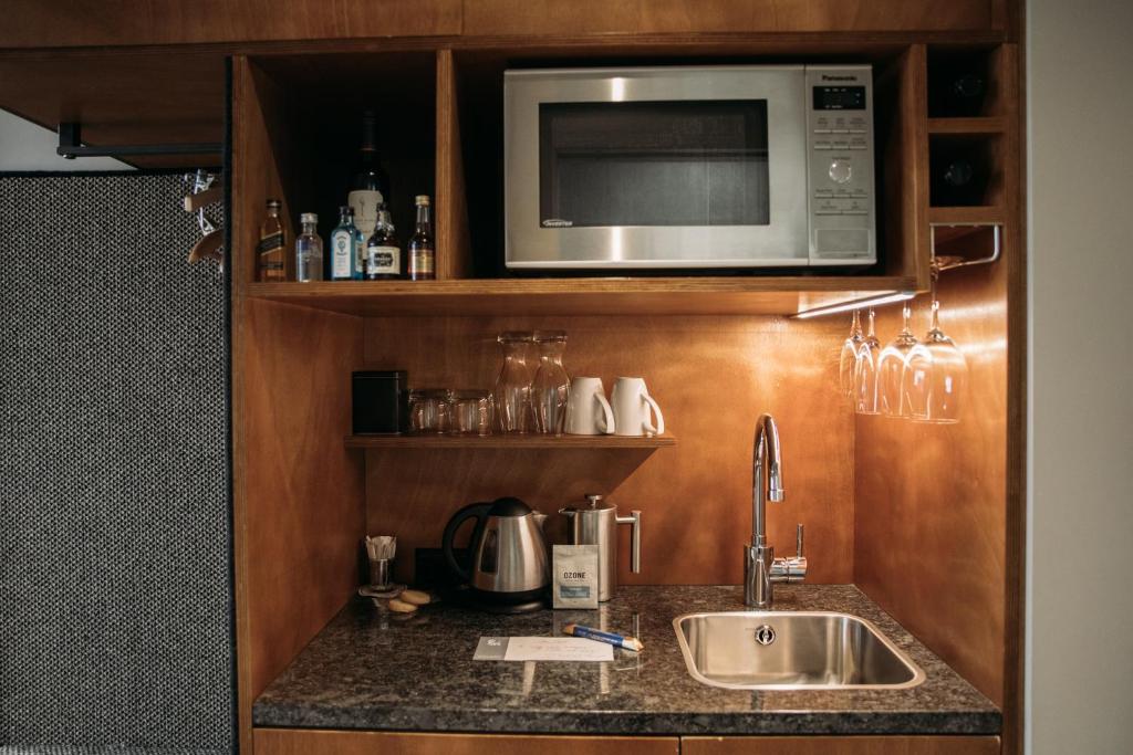 King and Queen Hotel Suites - Resim 42