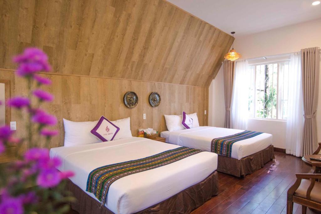 Postel nebo postele na pokoji v ubytování TTC Dreamy Hill Resort - Unlimited Access to TTC World - Thung Lung Tinh Yeu