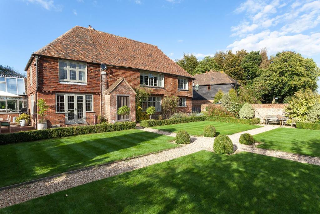 ein Haus mit großem Rasen davor in der Unterkunft Dormestone Farm by Bloom Stays in Ashford