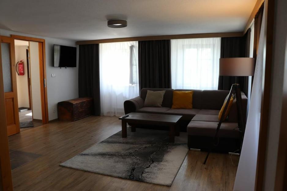 un soggiorno con un divano e un tavolo di Vila Anička Vimperk a Vimperk