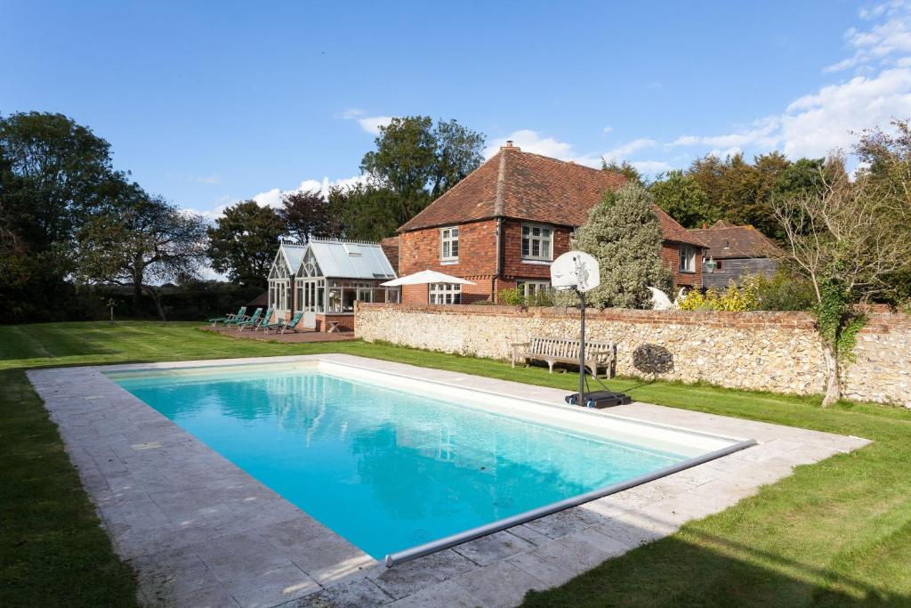 una piscina en el patio de una casa en Dormestone House by Bloom Stays, en Ashford