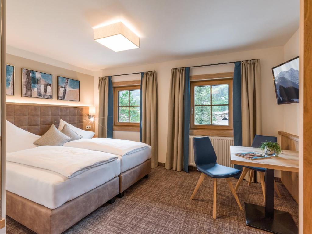 Postel nebo postele na pokoji v ubytování Alpen Glück Hotel Unterm Rain garni