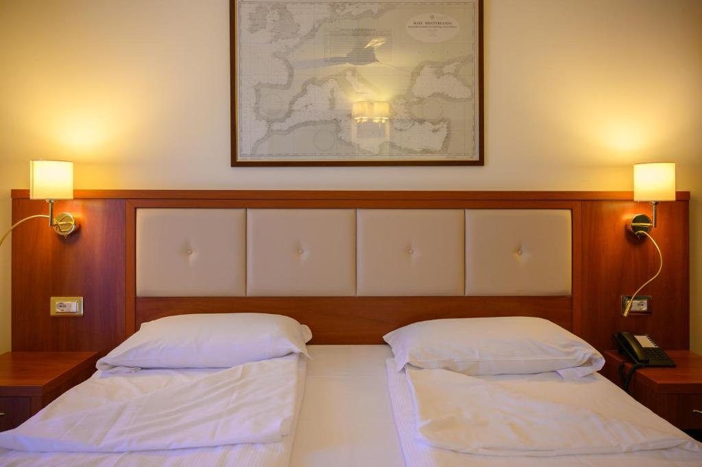 Postel nebo postele na pokoji v ubytování Lake Hotel Benaco