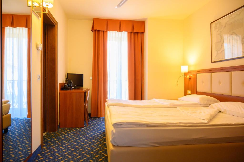 Postel nebo postele na pokoji v ubytování Lake Hotel Benaco