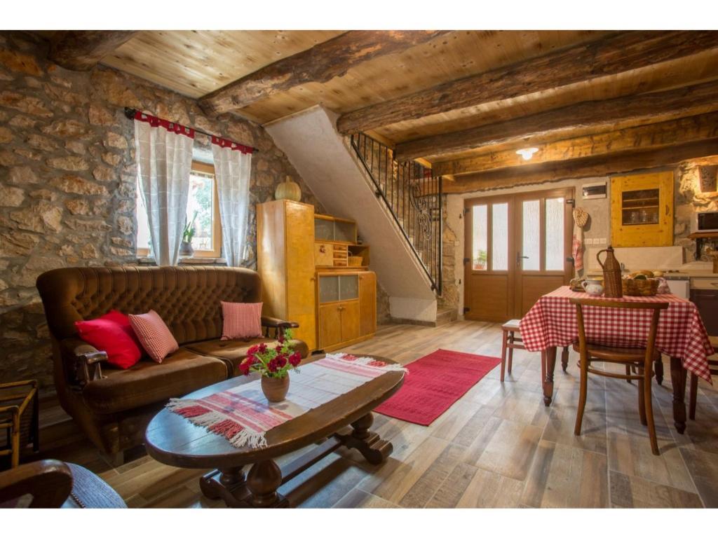 Peaceful Getaway in Polje with Garden - Casa De Vacaciones De 2 Dormitorios