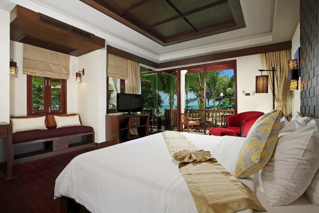 Postel nebo postele na pokoji v ubytování Khaolak Bayfront Resort