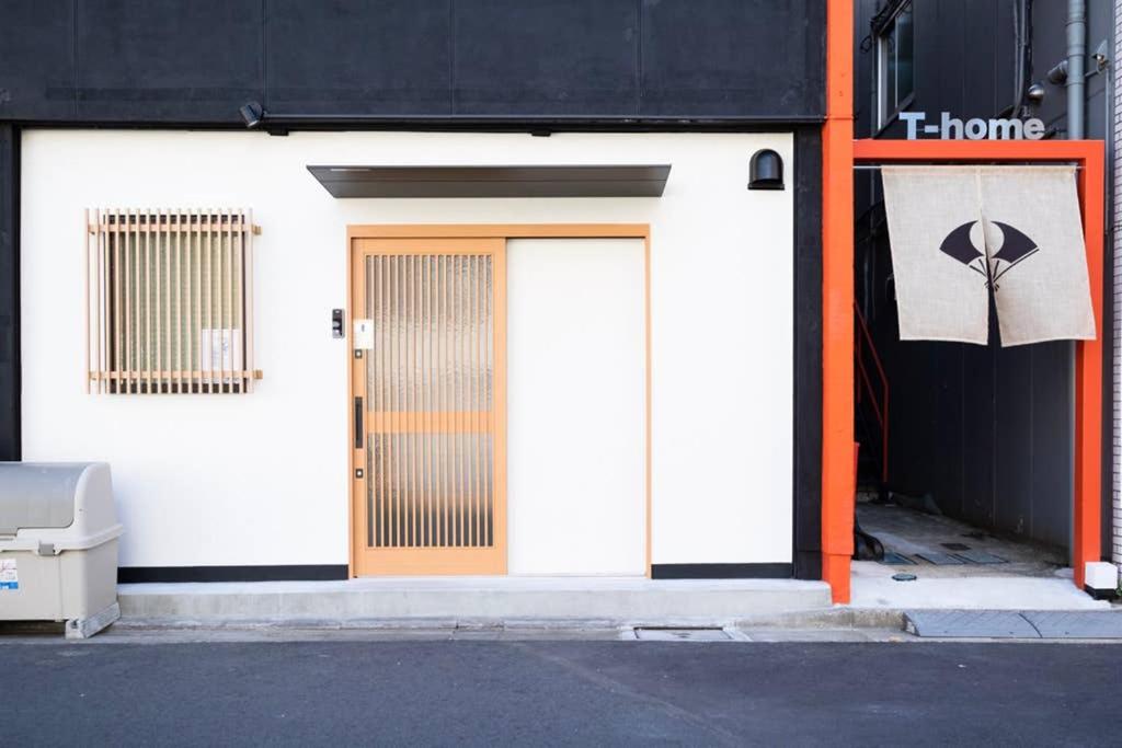 東京にあるT-home 1Fの門付建物の玄関