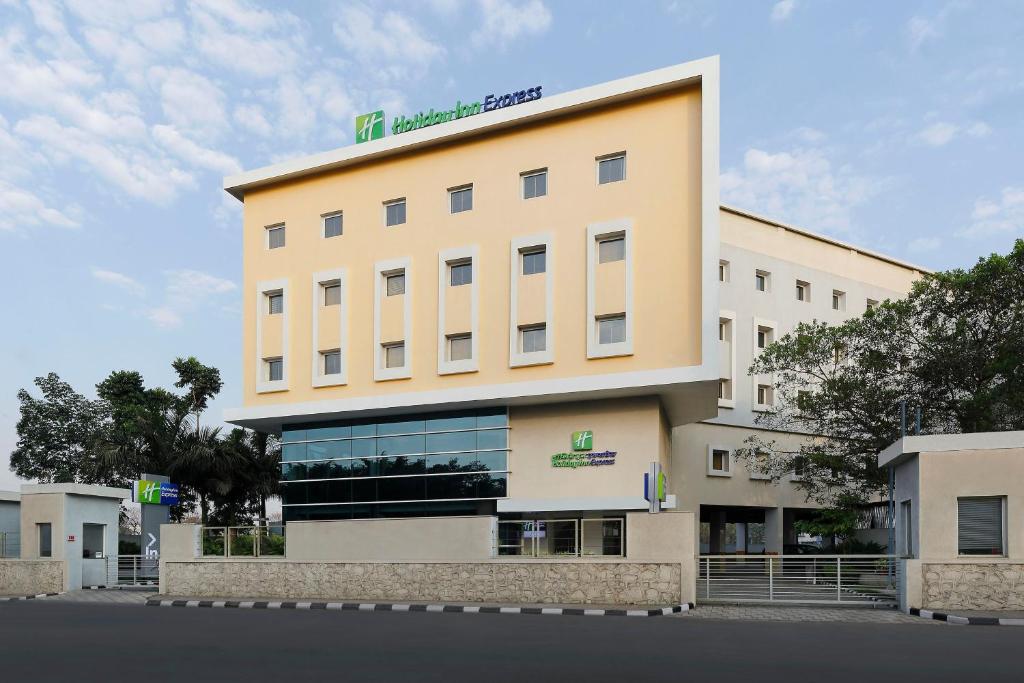 un grand bâtiment avec un panneau en haut dans l'établissement Holiday Inn Express Pune Pimpri, an IHG Hotel, à Pune