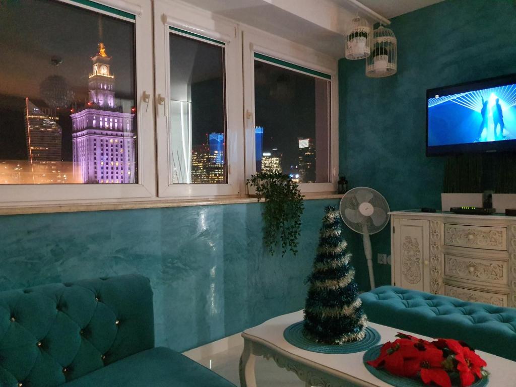 Televízia a/alebo spoločenská miestnosť v ubytovaní Centre Apartamenty Warszawa