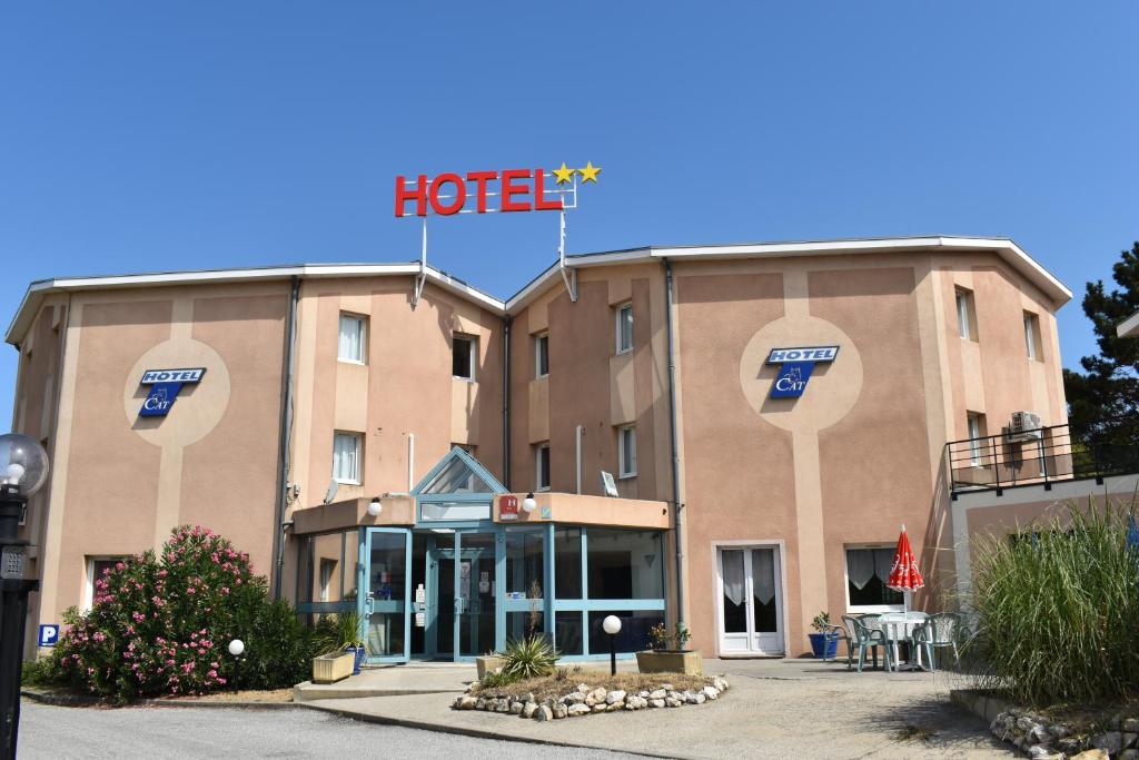 un hôtel avec un panneau d'hôtel en haut dans l'établissement Cat'Hotel, à Bourg-de-Péage