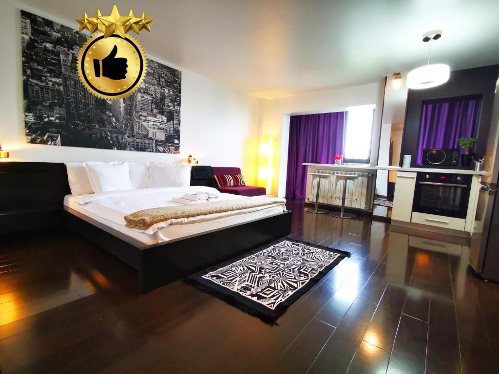 ein Schlafzimmer mit einem großen Bett in einem Zimmer in der Unterkunft Studio G by MRG Apartments in Bukarest