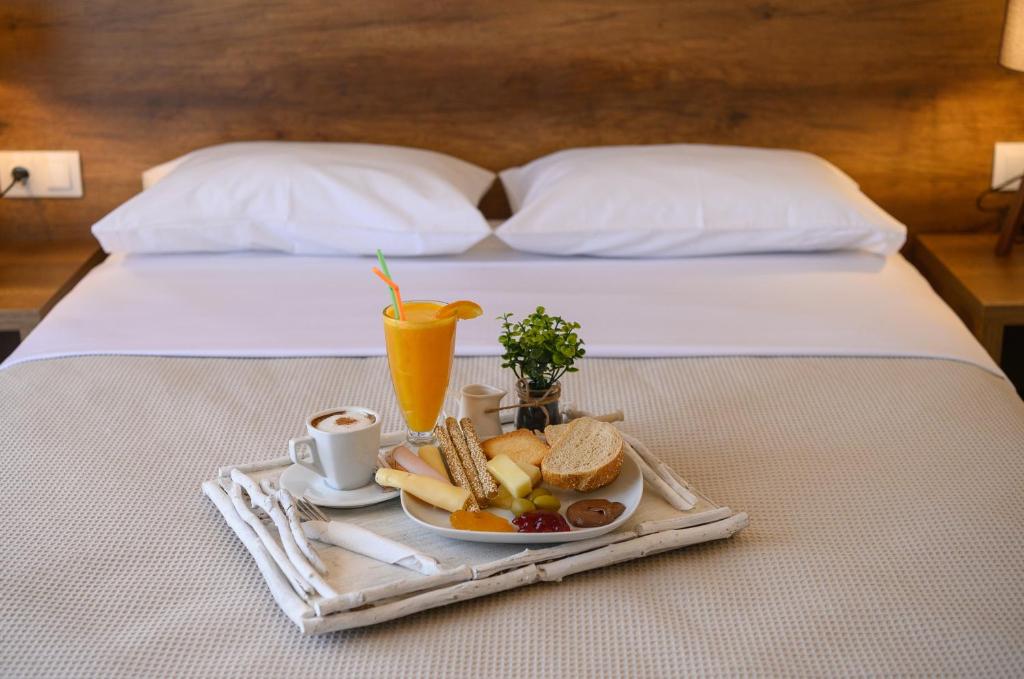 Postel nebo postele na pokoji v ubytování Olympic Hotel