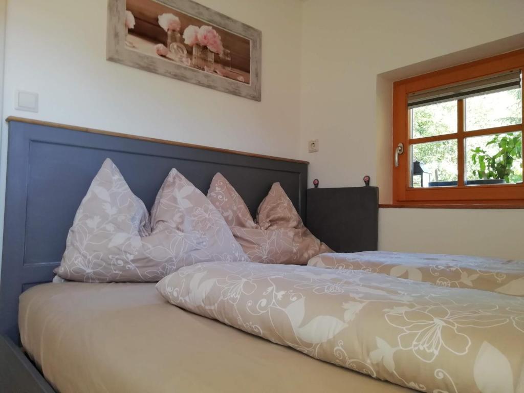a bedroom with two beds with white and pink pillows at Fewo Martiner in Ferndorf