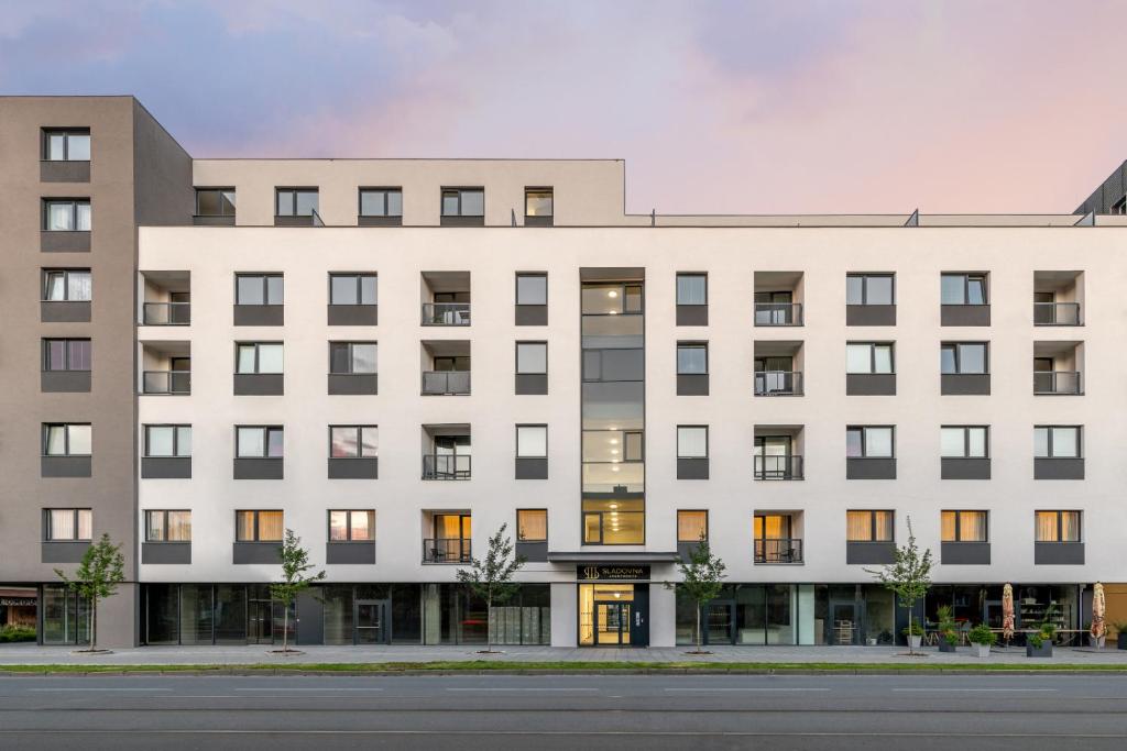 - une vue sur l'extérieur d'un bâtiment blanc dans l'établissement SLADOVNA Apartments, à Olomouc