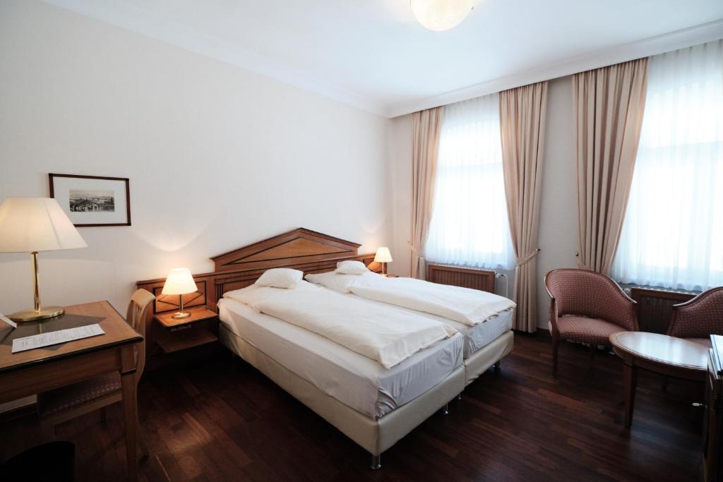 Postel nebo postele na pokoji v ubytování Hotel Weisser Bock
