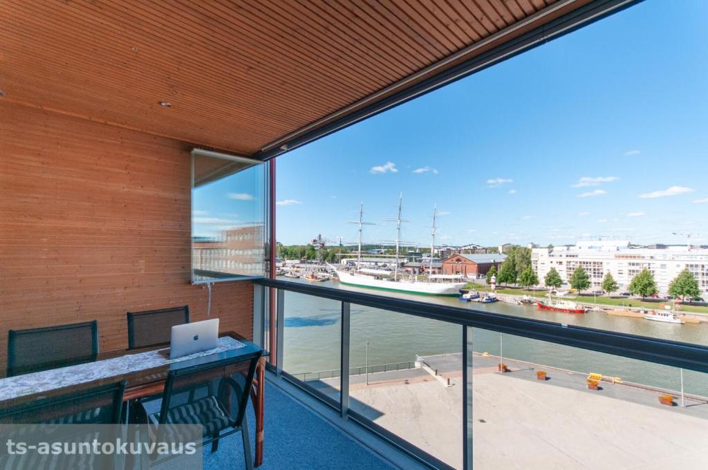 una oficina con vistas al agua en The Best View in Turku with private balcony, sauna, car park en Turku