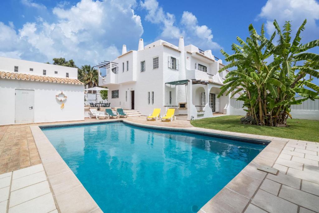 Villa con piscina frente a una casa en Villa Sunflower, en Albufeira