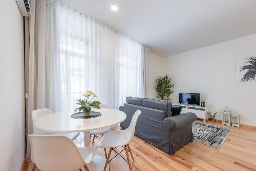LovelyStay - 1BR Flat w AC and Balcony by Aliados - One-Bedroom Apartment