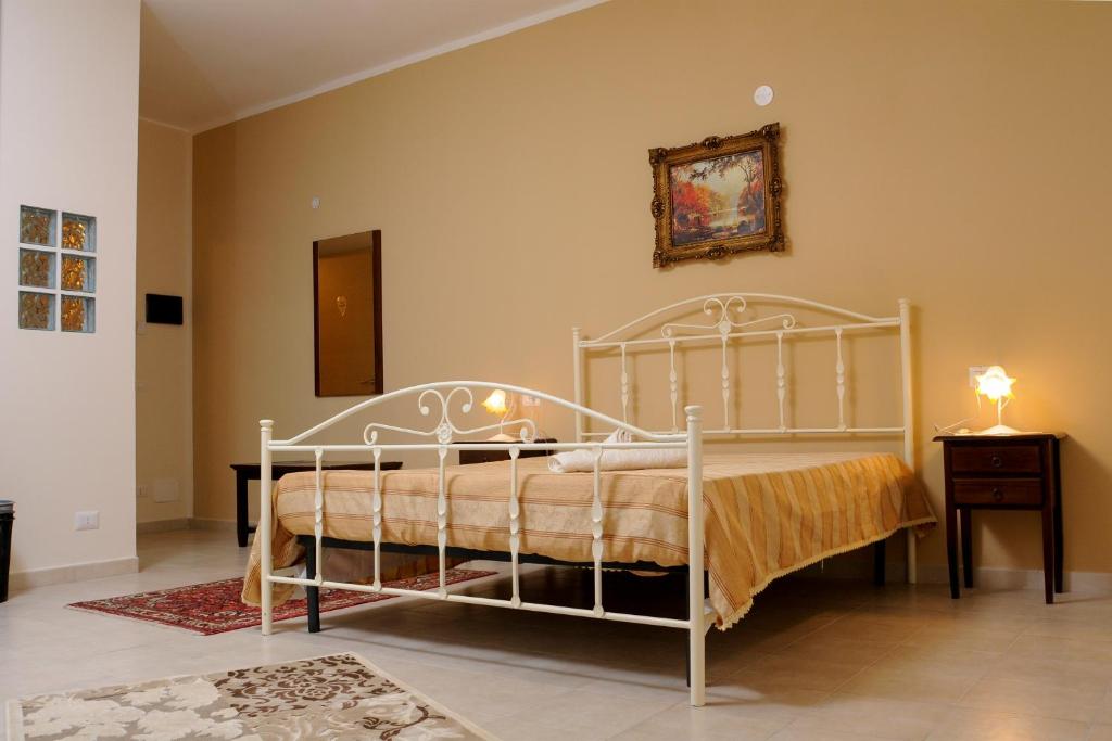a bedroom with a white bed in a room at B&B Ruggero I di Sicilia in Piazza Armerina