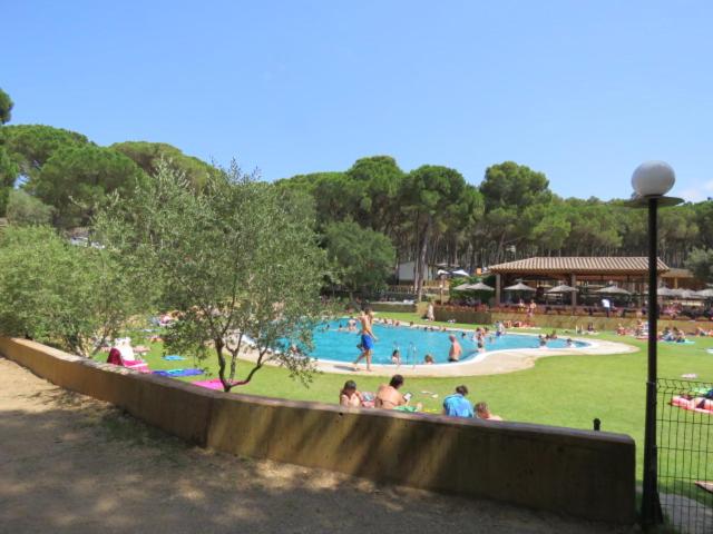 un grupo de personas en una piscina en un parque en Country Camp camping Begur, en Begur