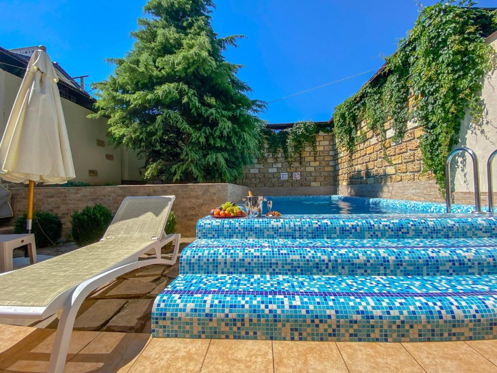 um conjunto de escadas com uma piscina num quintal em Arcadia Villa Apartments em Odessa