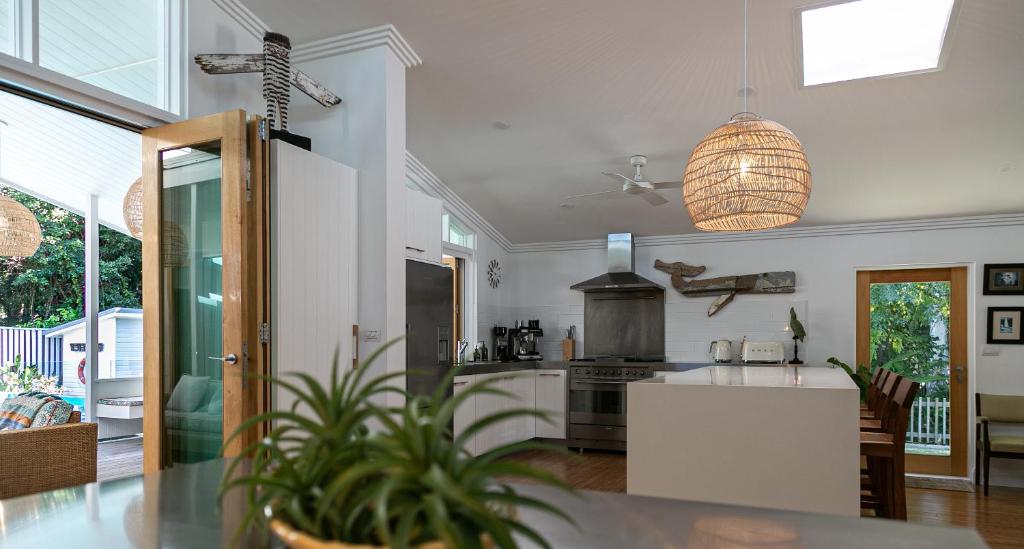 Kuchyň nebo kuchyňský kout v ubytování Pineapple Petes Beach House