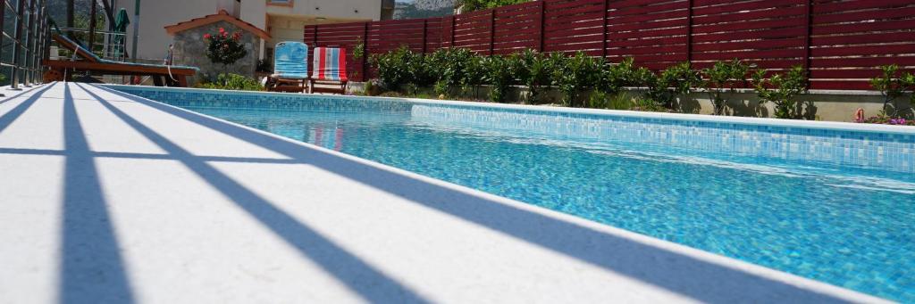 Bazén v ubytování Apartments Jukic nebo v jeho okolí
