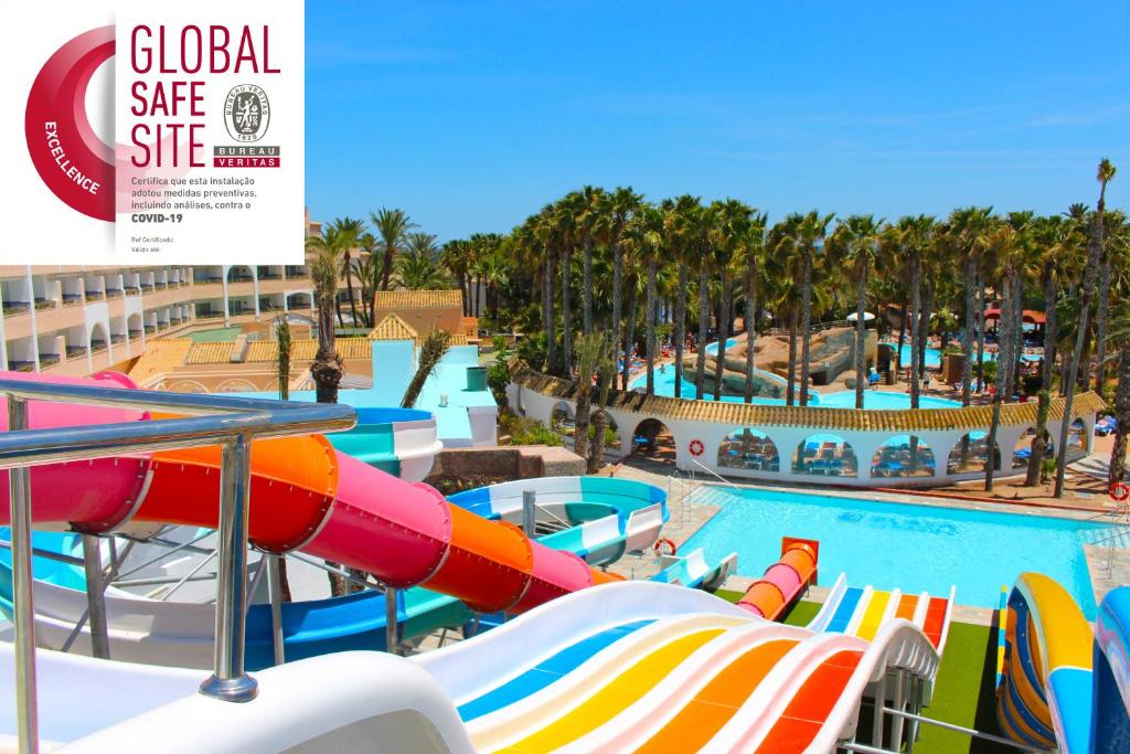 - Vistas a la piscina del complejo en Playasol Aquapark & Spa Hotel, en Roquetas de Mar