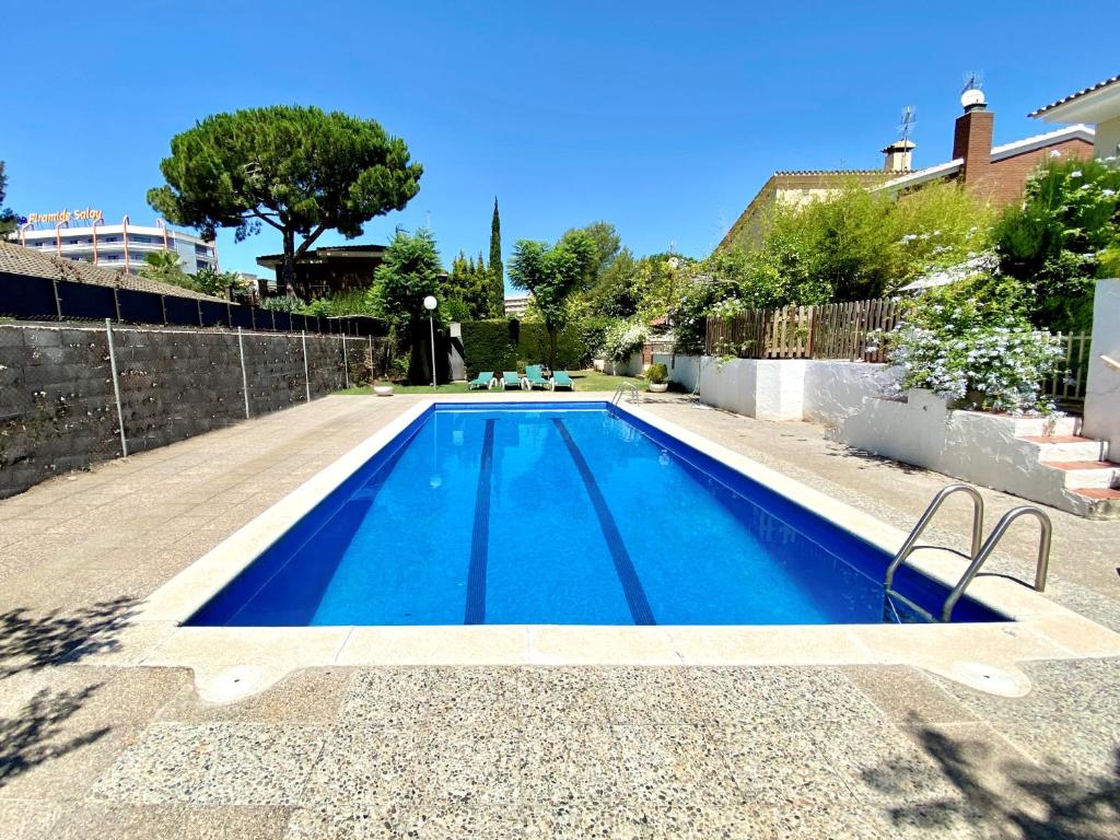 una piscina in un cortile accanto a una casa di Victoria Beach Salou - Exclusive For Families a Salou