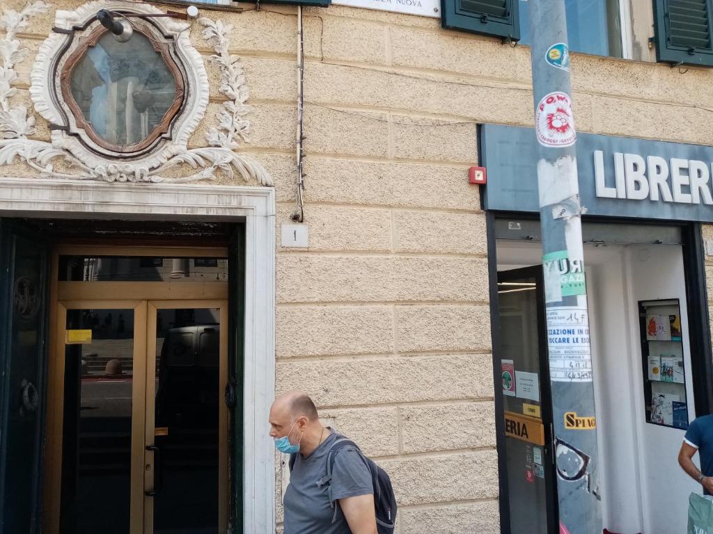 un hombre con una máscara delante de un edificio en bed and breakfast " La Terrazza", en Génova
