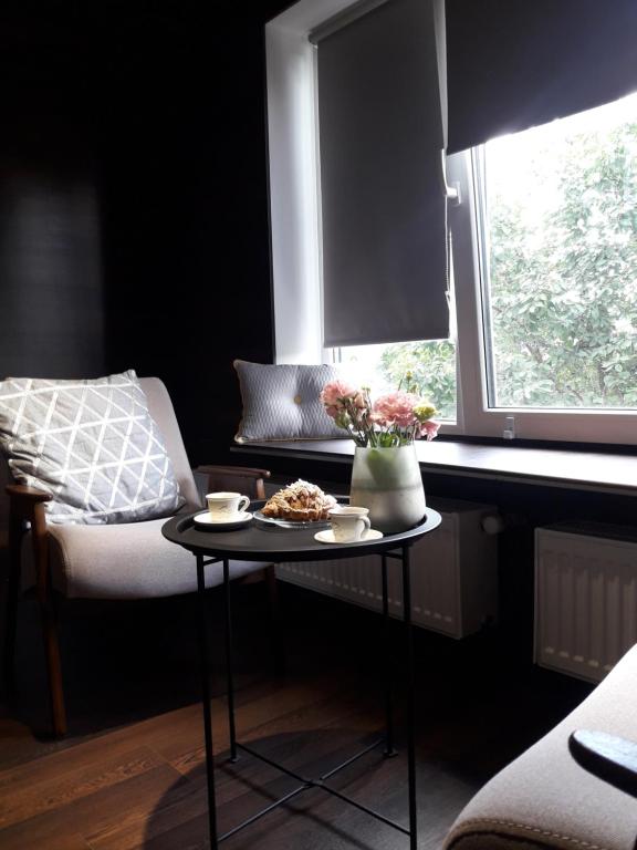 une table avec de la nourriture à côté d'une fenêtre dans l'établissement Апартаменти поруч із Софіївським парком Dolce Vita , "У нас є світло завжди", à Ouman