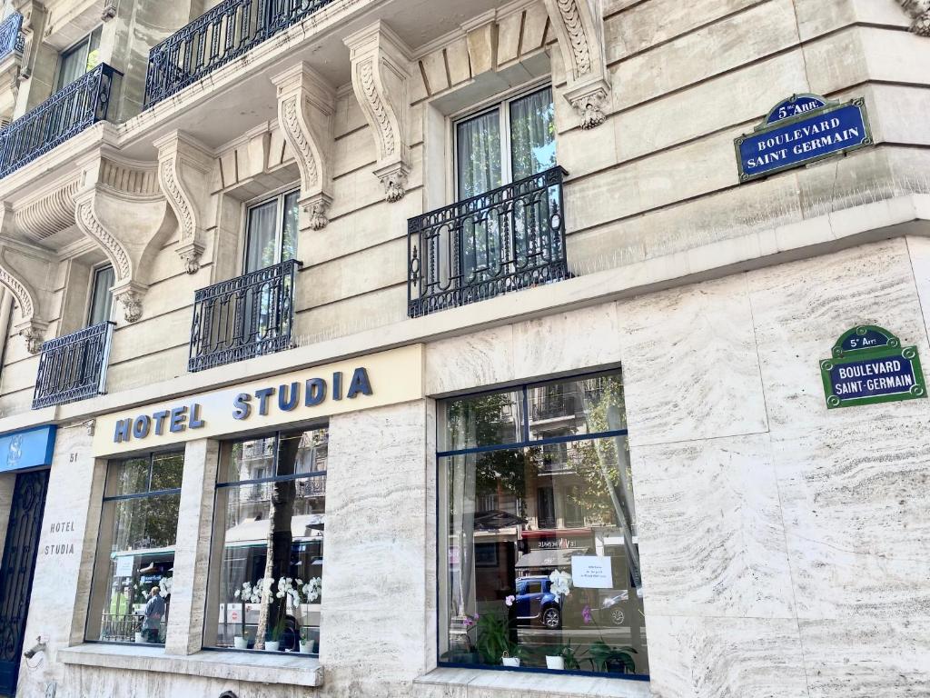 facciata di un edificio con monolocale d'albergo di Hotel Studia a Parigi