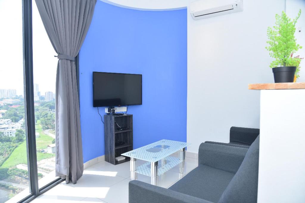 A television and/or entertainment centre at Arte S by Vil Star Homestay