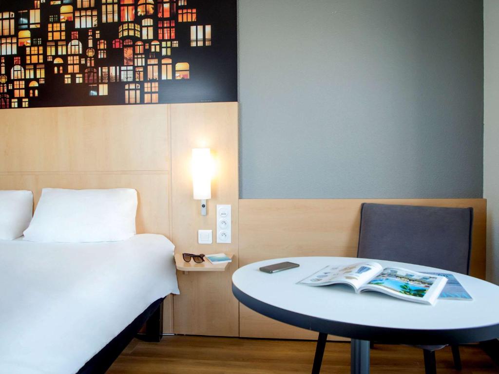 Postel nebo postele na pokoji v ubytování ibis Lyon Sud Vienne Saint-Louis