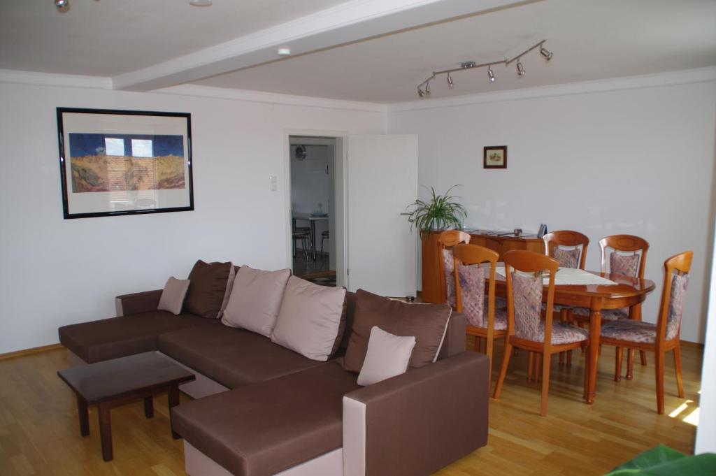 a living room with a couch and a table and chairs at Ferienwohnung St. Georg in Hemau