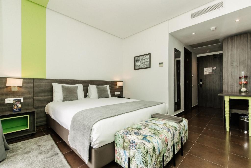 Rúm í herbergi á Wazo Hotel