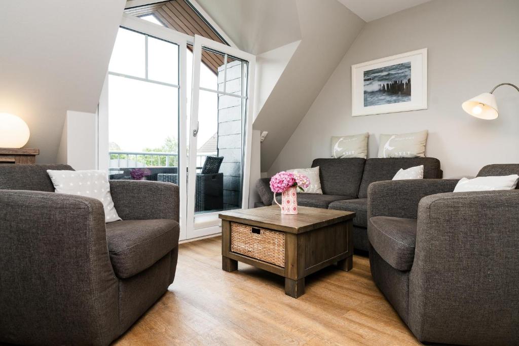 a living room with two couches and a coffee table at Appartement Lille Kamp 2 in Westerland