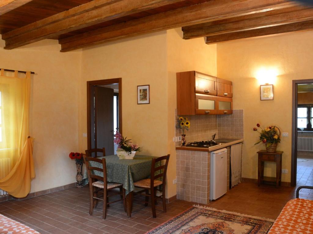 Kuchyň nebo kuchyňský kout v ubytování Farmhouse in Apecchio with Mountain Views