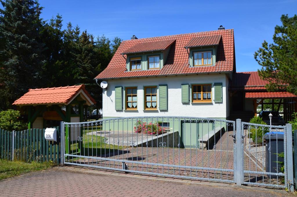 una casa con una valla delante de ella en Haus Harzblick en Allrode