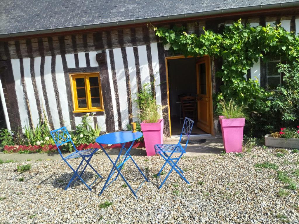 dos sillas y una mesa frente a una casa en la providence en Boudeville